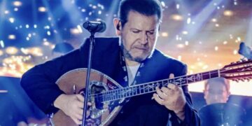 Ο τραγουδιστής Χάρης Κωστόπουλος έπαιζε μπουζούκι από μικρή ηλικία (φωτ.: facebook/Xaris Kostopoulos)