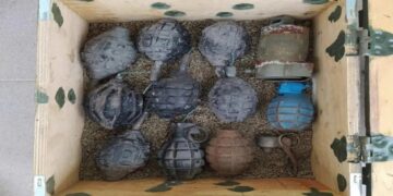 Πλήθος χειροβομβίδων είχε στην κατοχή του το ζευγάρι από τη Φλώρινα (φωτ.: Ελληνική Αστυνομία)