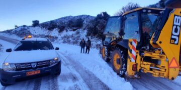 Εκχιονιστικό μηχάνημα σε αγροτικό δρόμο, ο οποίος έχει κλείσει για τα οχήματα χωρίς αλυσίδες (φωτ. αρχείου: ΑΠΕ-ΜΠΕ/Ευάγγελος Μπουγιώτης)