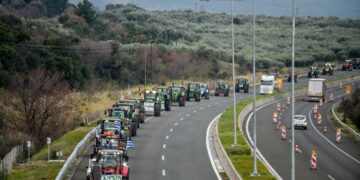 Τρακτέρ σε παράδρομο της εθνικής οδού Αθηνών - Λαμίας, στην Ανθήλη Φθιώτιδας (φωτ.: Νάσος Σιμόπουλος/ EUROKINISSI)