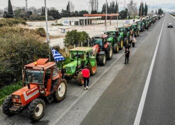 Τρακτέρ σε παράδρομο της εθνικής οδού Αθηνών - Λαμίας, στην Ανθήλη Φθιώτιδας καθοδόν προς το Καστρο Βοιωτίας και τελικό προορισμό την Αθήνα , Δευτέρα 19 Φεβρουαρίου 2024. (Φωτ.: Eurokinissi/Νάσος Σιμόπουλος)