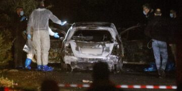 Κλιμάκια της Ασφάλειας συγκεντρώνουν ευρήματα στο σημείο που βρέθηκε νεκρός μετά από πυροβολισμό και απανθρακωμένος στο αυτοκίνητό του στη Μάνδρα Τετάρτη 7 Φεβρουαρίου 2024 (φωτ.: Eurokinissi/Γιάννης Παναγόπουλος)