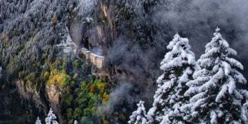 Χιόνια και ομίχλη στην περιοχή της Ματσούκας και στο βάθος η Παναγία Σουμελά (φωτ.: Facebook / Murat Yanık)