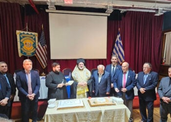 Στιγμιότυπο από την κοπή της πίτας από τον Αρχιεπίσκοπο Αμερικής Ελπιδοφόρο (φωτ.: Αναμνήσεις / Δημήτρης Τσάκας)