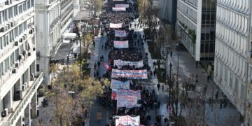 Χαρακτηριστικό στιγμιότυπο από την πορεία στο κέντρο της Αθήνας (φωτ.: EUROKINISSI/Τατιάνα Μπόλαρη)