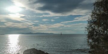 Στιγμιότυπο από παραλία της Βουλιαγμένης (Φωτ. αρχείου: Eurokinissi/Γιώργος Κονταρίνης)