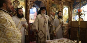 Ο Μητροπολίτης Νεαπόλεως και Σταυρουπόλεως Βαρνάβας τελεί το ετήσιο μνημόσυνο για τα 57 θύματα του σιδηροδρομικού δυστυχήματος των Τεμπών (φωτ.: ΑΠΕ-ΜΠΕ/ Νίκος Αραμπατζής)