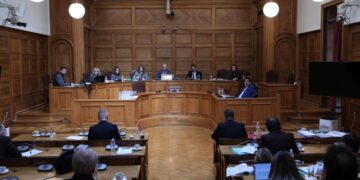 Ο επίτιμος πρόεδρος του Νομικού Συμβουλίου του Κράτους και πρόεδρος της Ειδικής Επιτροπής για τη διερεύνηση και ανάδειξη των συστημικών προβλημάτων και δυσλειτουργιών που οδήγησαν στη σιδηροδρομική τραγωδία των Τεμπών Ιωάννης - Κωνσταντίνος Χαλκιάς (Δ) παρευρίσκεται στη συνεδρίαση της επιτροπής της Βουλής για τη διερεύνηση του εγκλήματος των Τεμπών (φωτ.: ΑΠΕ-ΜΠΕ/Γιώργος Βιτσαράς)