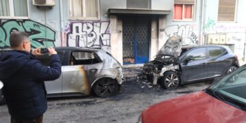 Δύο από τα καμένα αυτοκίνητα στα Εξάρχεια (φωτ.: EUROKINISSI/Γιάννης Παναγόπουλος)