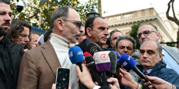 Εκπρόσωποι των αγροτών μετά το πέρας της συνάντησης (φωτ.: EUROKINISSI / Τατιάνα Μπόλαρη)