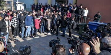 Οι αγρότες ανακοινώνουν τις αποφάσεις που έλαβαν κατά τη σύσκεψή τους 
(φωτ.: EUROKINISSI)