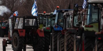 Διαμαρτυρία αγροτών με τρακτέρ σε κόμβο της εθνικής οδού Τρίκαλων - Λάρισας (φωτ.: EUROKINISSI/Θανάσης Καλλιάρας)