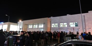 Συγκεντρωμένοι αγρότες έξω από το αεροδρόμιο «Δημόκριτος» της Αλεξανδρούπολης (φωτ.: ΑΠΕ-ΜΠΕ/Δημήτρης Αλεξούδης)