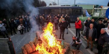 Φωτιά σε  μπάλες από άχυρα στον Πλατύκαμπο Λάρισας (φωτ.: EUROKINISSI)