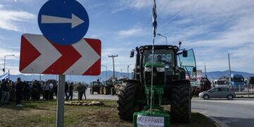 «Χωρίς αγρότες δεν υπάρχει φαγητό» αναγράφει το πανό στο τρακτέρ σε κόμβο της εθνικής οδού Τρικάλων-Λάρισας (φωτ.: EUROKINISSI /Θανάσης Καλλιάρας)