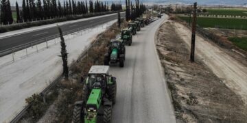 Tρακτέρ σε παράδρομο της εθνικής οδού Αθηνών - Λαμίας, στην Ανθήλη Φθιώτιδας (φωτ.: EUROKINISSI/Νάσος Σιμόπουλος)