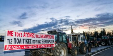 Στιγμιότυπο από τη διαμαρτυρία των αγροτών στον Πλατύκαμπο Λάρισας (φωτ.: EUROKINISSI)