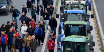 Στιγμιότυπο από τον συμβολικό αποκλεισμό του Πλατύκαμπου στη Λάρισα (φωτ.: ΑΠΕ-ΜΠΕ/Αποστόλης Ντόμαλης)
