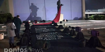 Εικαστικό δρώμενο «Εις μνήμην – Μνήμη ενάντια στη λήθη» στο ΑΠΘ, για τα θύματα του τραγικού δυστυχήματος των Τεμπών (φωτ.: Ρωμανός Κοντογιαννίδης)