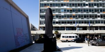 Φοιτητές είχαν καλύψει με μαύρο πανί το άγαλμα του Αριστοτέλη στον προαύλιο χώρο του ΑΠΘ, σε ένδειξη πένθους για το σιδηροδρομικό δυστύχημα στα Τέμπη, τον περασμένο Μάρτιο (φωτ.: ΑΠΕ-ΜΠΕ/Αχιλλέας Χήρας)
