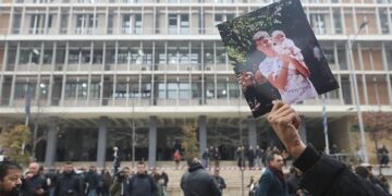 Φωτογραφία του Κώστα Φραγκούλη με το παιδί του, μπροστά από τα δικαστήρια Θεσσαλονίκης (φωτ.: ΜΟΤΙΟΝΤΕΑΜ/Βασίλης Βερβερίδης)