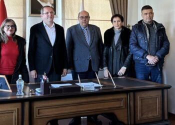 Από αριστερά, η αντιδήμαρχος Δυτικής Λέσβου Ζαχαρώ Ιωακείμ, ο δήμαρχος Αϊβαλί Μεσούτ Εργκίν, η αντιδήμαρχος Δυτικής Λέσβου Ασανούλα Γιαννή- Κοκκινέλλη, ο δήμαρχος Δυτικής Λέσβου Ταξιάρχης Βέρρος και ο αντιδήμαρχος δυτικής Λέσβου Γιώργος Μακρογιάννης (φωτ.: Δήμος Δυτικής Λέσβου)