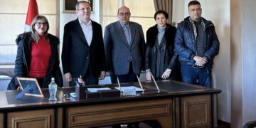 Από αριστερά, η αντιδήμαρχος Δυτικής Λέσβου Ζαχαρώ Ιωακείμ, ο δήμαρχος Αϊβαλί Μεσούτ Εργκίν, η αντιδήμαρχος Δυτικής Λέσβου Ασανούλα Γιαννή- Κοκκινέλλη, ο δήμαρχος Δυτικής Λέσβου Ταξιάρχης Βέρρος και ο αντιδήμαρχος δυτικής Λέσβου Γιώργος Μακρογιάννης (φωτ.: Δήμος Δυτικής Λέσβου)