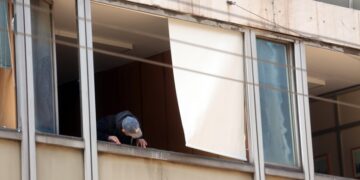 Άνδρας της Αντιτρομοκρατικής ελέγχει τα σπασμένα παράθυρα στο υπουργείο Εργασίας στην οδό Σταδίου(φωτ.: ΑΠΕ-ΜΠΕ/Αλέξανδρος Μπελτές)