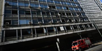 Πυροσβεστικό όχημα έξω από το υπουργείο Εργασίας (φωτ.: EUROKINISSI/Κώστας Τζούμας)