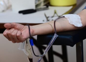 Στιγμιότυπο από εθελοντική αιμοδοσία (φωτ.: EUROKINISSI/Γιώργος Ματθαίος)