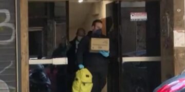 Αστυνομικοί απομακρύνουν πράγματα από το διαμέρισμα του 50χρονου θύματος για έλεγχο (φωτ.: glomex)