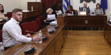 Αριστερά ο φοιτητής που καταθέτει στην Εξεταστική Επιτροπή για το δυστύχημα των Τεμπών
(φωτ.: EUROKINISSI / Γιάννης Παναγόπουλος)