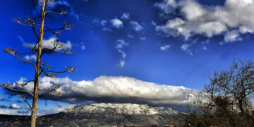 Χιονισμένες οι βουνοκορφές στα Γεράνεια Όρη στην Κορινθία (φωτ.: ΑΠΕ-ΜΠΕ / Βασίλης Ψωμάς)