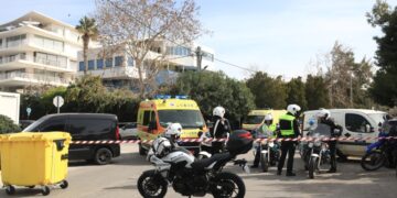 Η αστυνομία παραμένει στο χώρο του μακελειού στη ναυτιλιακή εταιρεία (φωτ.: EUROKINISSI/Γιάννης Παναγόπουλος)