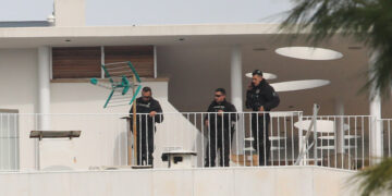 Αστυνομικοί στα γραφεία της ναυτιλιακής εταιρείας European Navigation στη Γλυφάδα, όπου έγινε το μακελειό (φωτ.: EUROKINISSI / Γιάννης Παναγόπουλος)