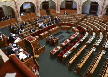 Μέλη του ουγγρικού κοινοβουλίου στη διάρκεια συνεδρίασης στις αρχές Φεβρουαρίου για το θέμα ένταξης της Σουηδίας στο ΝΑΤΟ, την οποία όμως μποϊκόταρε το κυβερνόν κόμμα (φωτ.: EPA/Szilard Koszticsak)