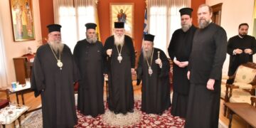 Από αριστερά, ο μητροπολίτης Φιλίππων, Νεαπόλεως και Θάσου Στέφανος, ο μητροπολίτης Ιωαννίνων Μάξιμος, ο αρχιεπίσκοπος Ιερώνυμος, ο πρώην μητροπολίτης Θεσσαλονίκης Άνθιμος, ο μητροπολίτης Νέας Ιωνίας και Φιλαδελφείας Γαβριήλ και ο μητροπολίτης Θεσσαλονίκης Φιλόθεος (φωτ.: Μητρόπολη Θεσσαλονίκης)