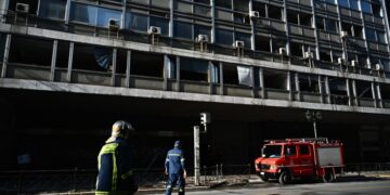 Στελέχη της Πυροσβεστικής ελέγχουν το κτήριο του υπουργείου Εργασίας μετά την έκρηξη της βόμβας (φωτ.: EUROKINISSI/Κώστας Τζούμας)