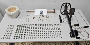 Τα κατασχεθέντα αρχαία αντικείμενα που βρήκαν οι αστυνομικοί στο σπίτι του συλληφθέντα (φωτ.: Ελληνική Αστυνομία)