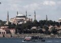 Πλοίο στο Βόσπορο με φόντο την Αγια-Σοφιά στην Κωνσταντινούπολη (φωτ. αρχείου: EPA/Erdem Sahin)