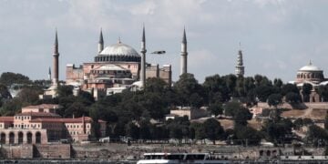 Πλοίο στο Βόσπορο με φόντο την Αγια-Σοφιά στην Κωνσταντινούπολη (φωτ. αρχείου: EPA/Erdem Sahin)
