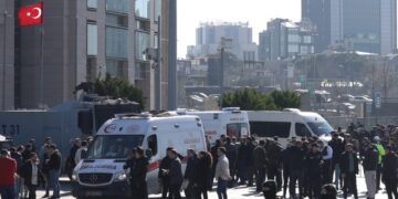 Αστυνομικοί ασφαλίζουν την περιοχή έξω από το Δικαστικό Μέγαρο της Κωνσταντινούπολης, λίγο μετά τη χθεσινή επίθεση κατά την οποία έπεσαν νεκροί οι δύο δράστες και ένας πολίτης (φωτ.: EPA/Berk Ozkan)