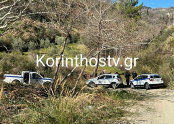 Περιπολικά κοντά στα λαγούμια όπου ζει η οικογένεια των «παλαιοχριστιανών» (φωτ.: korinthostv.gr)