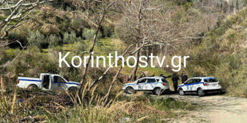 Περιπολικά κοντά στα λαγούμια όπου ζει η οικογένεια των «παλαιοχριστιανών» (φωτ.: korinthostv.gr)