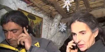 Οι γονείς της οικογένειας ενώ μιλούν στις τηλεοπτικές κάμερες (φωτ.: glomex)