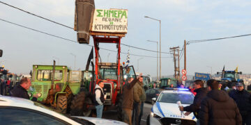 Αγρότες με τα τρακτέρ τους αναχωρούν από το Κάστρο της Βοιωτίας για να λάβουν μέρος στο πανελλαδικό συλλαλητήριο (φωτ.: ΑΠΕ-ΜΠΕ / Παναγιώτης Πραγιάννης)