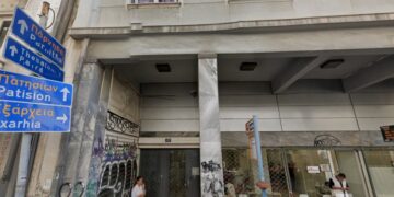 Η είσοδος του κτηρίου στην οποία έχει εντοπιστεί αυτό που μοιάζει με νεκρό βρέφος (φωτ.: googlemaps)