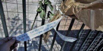 «Καλό παράδεισο. Θα είστε πάντα στη σκέψη μας» γράφει το σημείωμα στην ανθοδέσμη (φωτ.: EUROKINISSI / Λυδία Σιώρη)