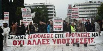 Στιγμιότυπο από τη διαμαρτυρία των μελισσοκόμων στην πλατεία Συντάγματος (φωτ.: EUROKINISSI/Κώστας Τζούμας)