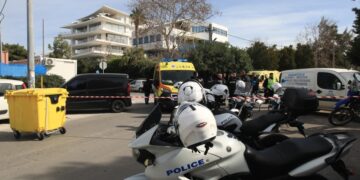 Ισχυρές αστυνομικές δυνάμεις έξω από τα γραφεία της ναυτιλιακής εταιρείας όπου συνέβη η τριπλή δολοφονία (φωτ.: EUROKINISSI/Γιάννης Παναγόπουλος)